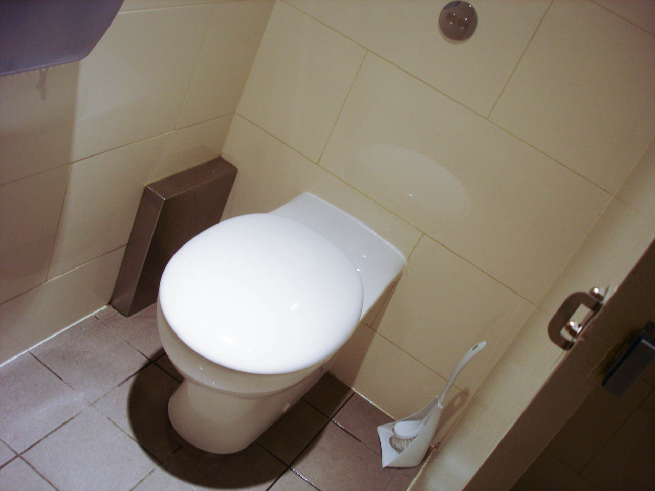 caroma leda invisi toilet suite