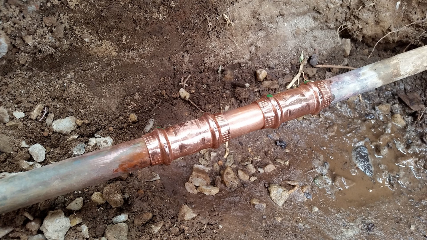 Repairing broken and leaking water pipes