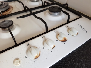 Linea cooktop with burnt knobs
